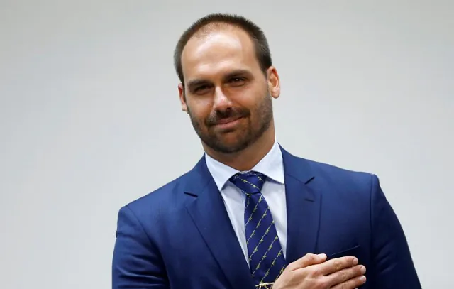 Eduardo Bolsonaro exibe cartaz com frase ‘Pacheco não’ durante posse de deputados