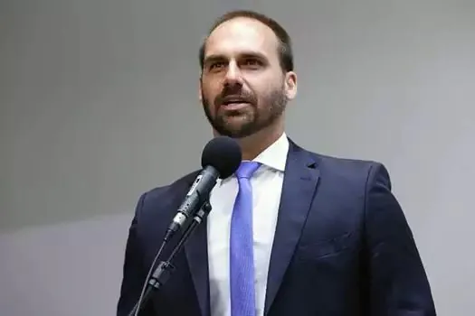 Eduardo Bolsonaro é criticado por debochar de tortura sofrida por jornalista