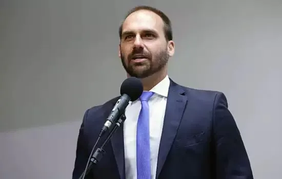 Eduardo Bolsonaro é criticado por debochar de tortura sofrida por jornalista