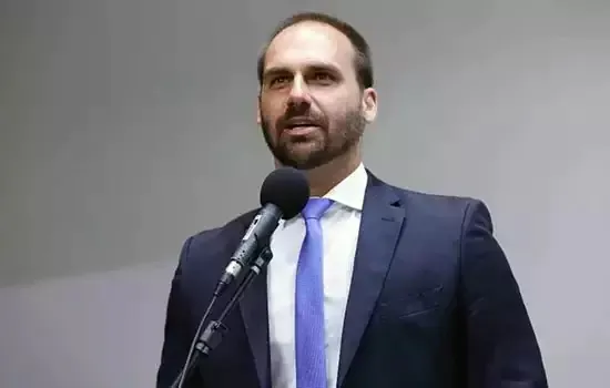 Eduardo Bolsonaro ironiza Lula na capa da “Time” e chama o petista de “bandido”