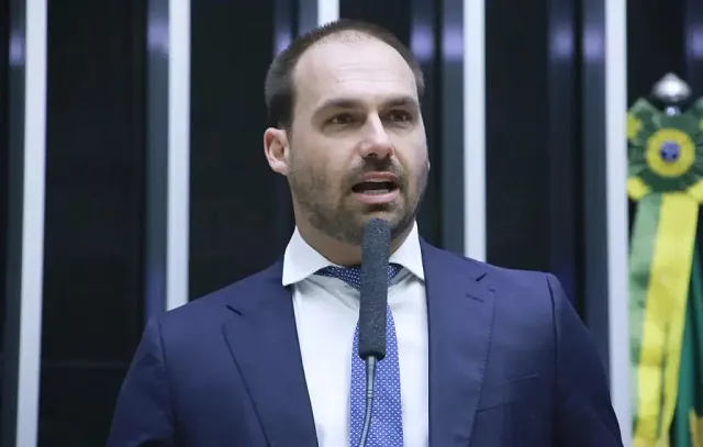 Eduardo Bolsonaro tem contas de campanha rejeitadas pelo TRE-SP