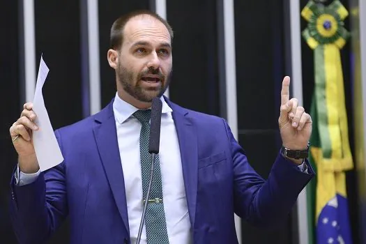 Máscara em aeroporto e avião é ‘imbecilidade’ da Anvisa, diz Eduardo Bolsonaro