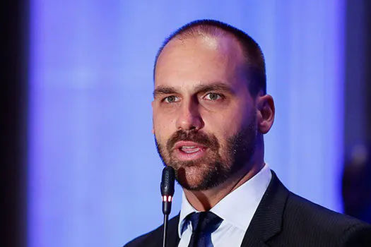 Eduardo Bolsonaro justifica o ‘toma lá dá cá” como necessidade de diálogo