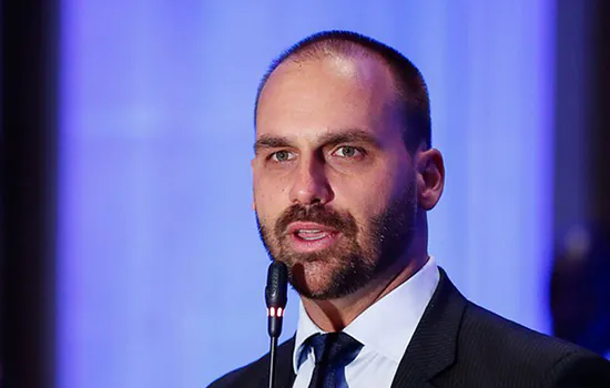 Eduardo Bolsonaro justifica o ‘toma lá dá cá” como necessidade de diálogo