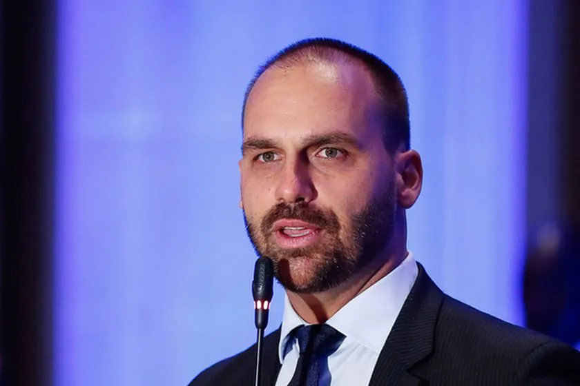 Eduardo Bolsonaro cita como ‘credencial’ pós-graduação não concluída