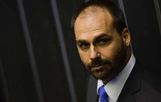 Partidos de oposição preparam pedido de cassação de Eduardo Bolsonaro na Câmara