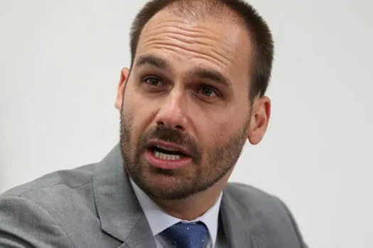 Justiça condena Eduardo Bolsonaro por atribuir a Patrícia Campos Mello ‘sedução de fonte’