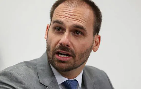 Justiça condena Eduardo Bolsonaro por atribuir a Patrícia Campos Mello ‘sedução de fonte’