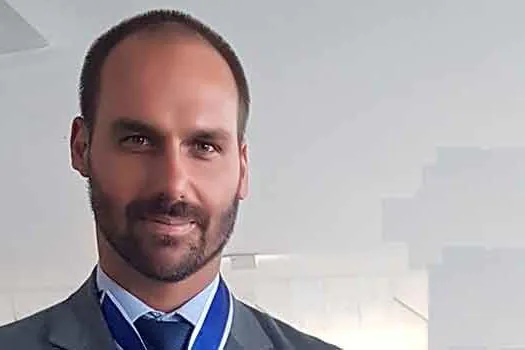 Eduardo Bolsonaro tira busto de Barão do Rio Branco do “fundão” em comissão da Câmara