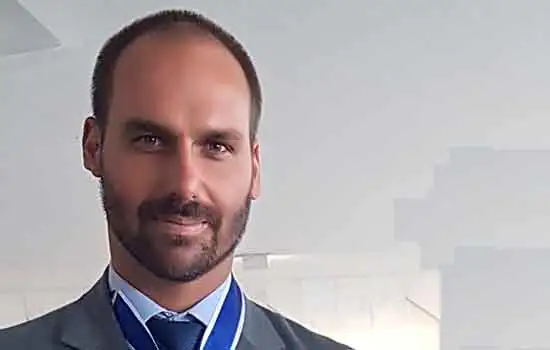 Eduardo Bolsonaro tira busto de Barão do Rio Branco do “fundão” em comissão da Câmara