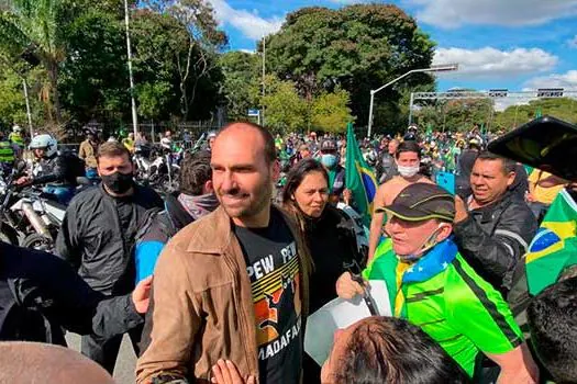 Vigilância Sanitária multa mais políticos que acompanhavam Bolsonaro na manifestação