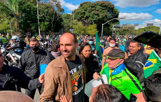 Vigilância Sanitária multa mais políticos que acompanhavam Bolsonaro na manifestação