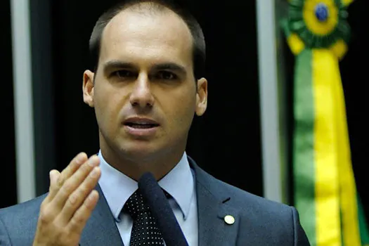 País teve ‘sorte’ de ser presidido por Bolsonaro durante pandemia, diz Eduardo ao criticar Lula