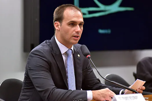 Venezuelanos teriam mais chance se tivessem armas, diz Eduardo Bolsonaro