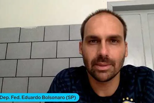 Eduardo Bolsonaro fala com apoiadores em SC e provoca Lula