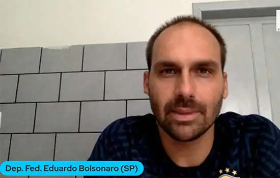 Eduardo Bolsonaro fala com apoiadores em SC e provoca Lula