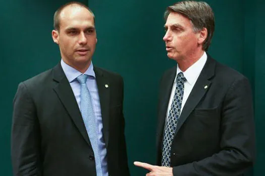 ‘Por enquanto, sem alteração’, diz Bolsonaro sobre indicação de filho a embaixada