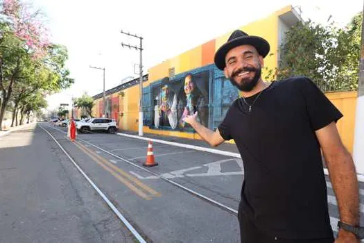 Eduardo Kobra transforma muro em janelas e celebra a diversidade dos migrantes e refugiado