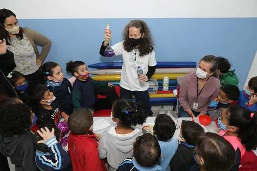 Estudantes da Emeb Carlos Drummond vivem dia de cientista