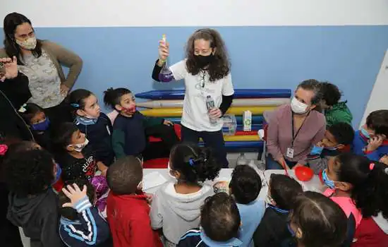 Estudantes da Emeb Carlos Drummond vivem dia de cientista