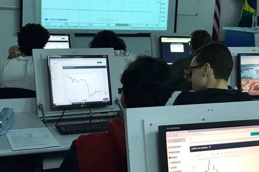 Jovens registram primeiros lucros de transações financeiras aprendidas durante aulas