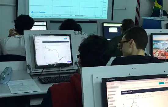 Jovens registram primeiros lucros de transações financeiras aprendidas durante aulas