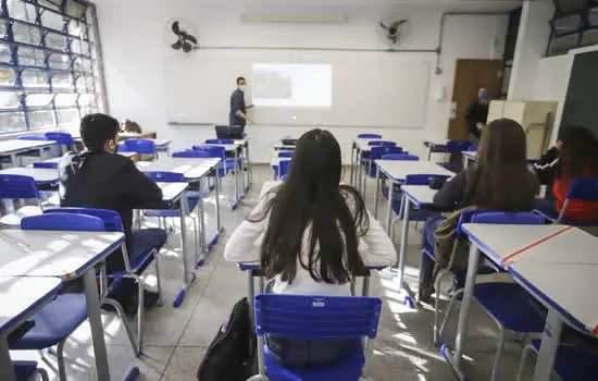 SP lança guia para auxiliar professores com estratégias voltadas ao ensino híbrido