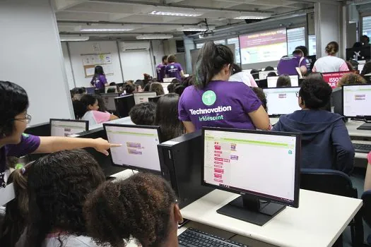 Projeto da USP que atrai garotas para o mundo da tecnologia já impactou mais de 450 alunas