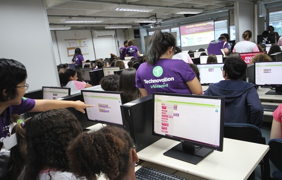 Projeto da USP que atrai garotas para o mundo da tecnologia já impactou mais de 450 alunas