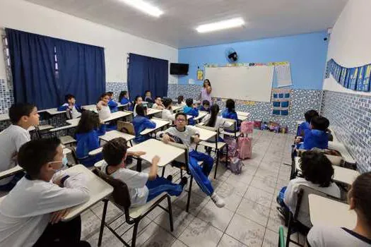 Alunos de escola da periferia de SP recebem sistema de ensino que mais aprova no exterior