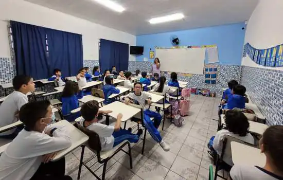 Alunos de escola da periferia de SP recebem sistema de ensino que mais aprova no exterior