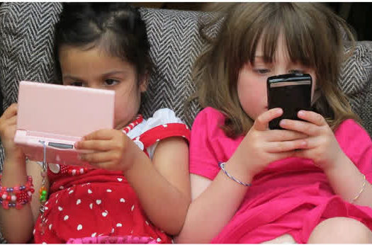Documentário mostra efeitos de TVs e celulares sobre o cérebro de crianças
