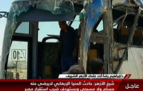 Emissora de televisão egípcia mostra imagens do ônibus que sofreu atentado na província de Minya