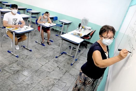 Alunos da Educação de Jovens e Adultos de Santo André se preparam para a volta às aulas