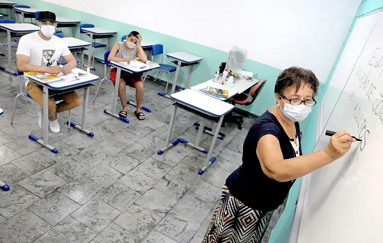 Alunos da Educação de Jovens e Adultos de Santo André se preparam para a volta às aulas