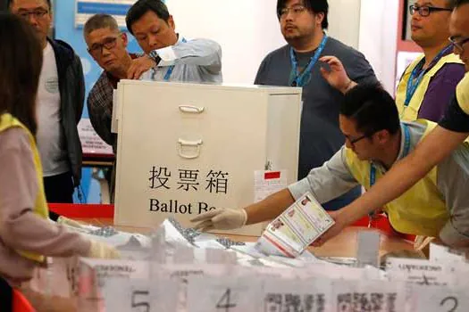 Partidos pró-democracia têm vitória avassaladora em eleições de Hong Kong