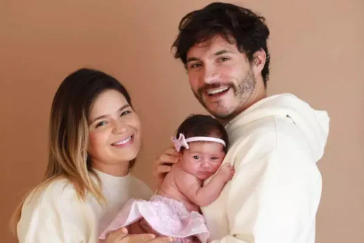 Eliezer diz que filha com Viih Tube sente dores e casal faz testes com o bebê