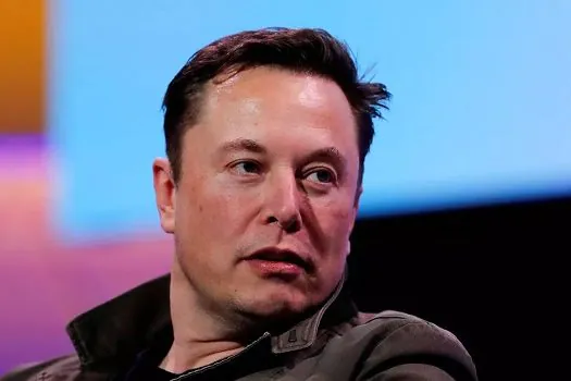 Musk fala em comprar Manchester United, mas depois diz que era piada