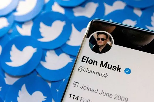 Elon Musk assume Twitter com demissões no alto escalão