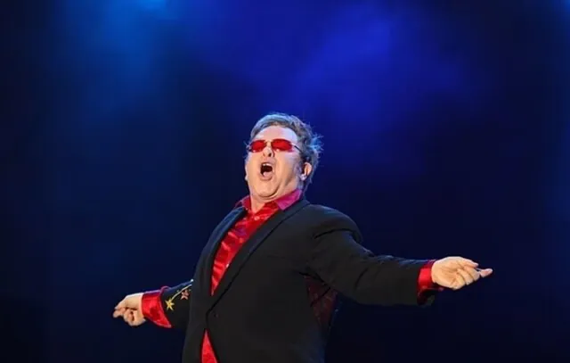 Musical ‘It’s Me: Elton’ mostra luta de Elton John contra a cocaína