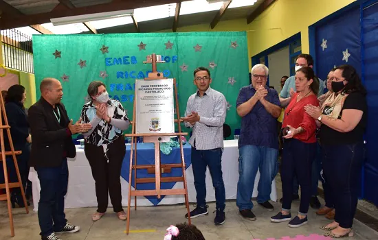 Prefeito Claudinho da Geladeira homenageia professor Ricardo Castelucci