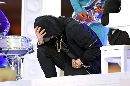 Eminem desafia a NFL e se ajoelha por Colin Kaepernick no intervalo do Super Bowl