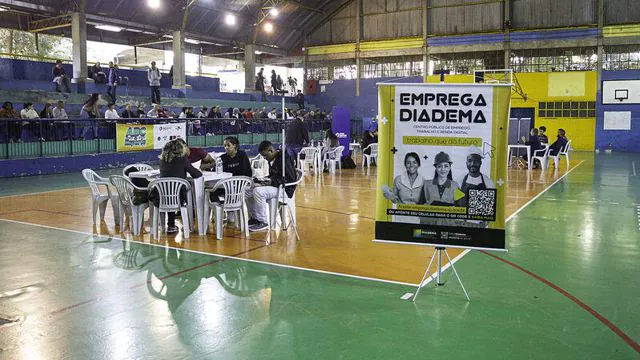 Emprega Diadema reúne 500 candidatos para vagas em 8 empresas