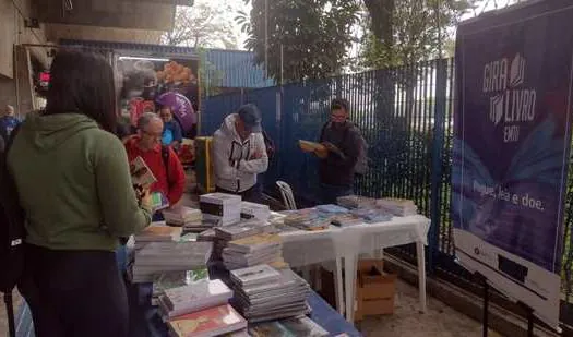 EMTU celebra o Dia Nacional do Livro com a distribuição de mil obras