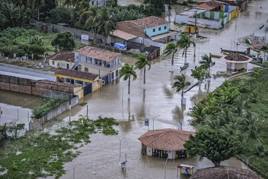 Cartilha ensina como limpar casa após enchentes