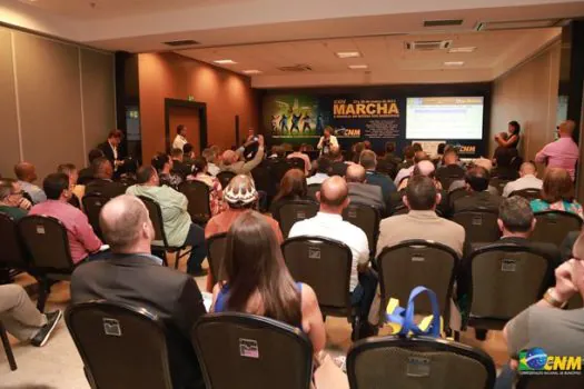 Prefeitos de todo o país debatem financiamento da educação