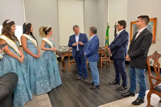 Tarcísio de Freitas recebe Corte da 59ª Festa da Uva de Vinhedo