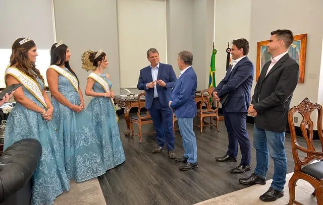 Tarcísio de Freitas recebe Corte da 59ª Festa da Uva de Vinhedo