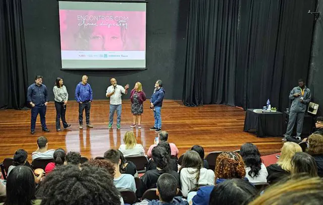 Primeiro dia de Encontros com Clarice reúne cerca de 70 educadores e alunos