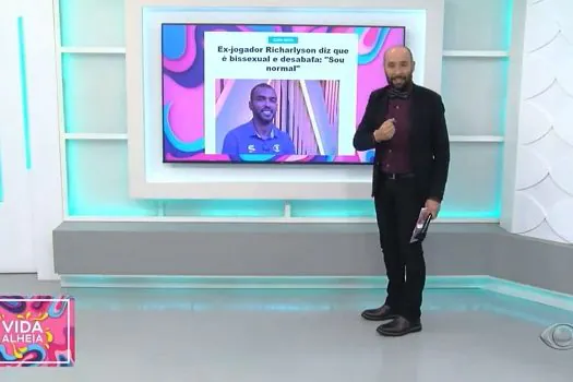 Apresentador se desculpa após bifobia ao vivo com ex-jogador Richarlyson